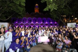 Honran lucha de las mujeres con iluminación del Palacio Municipal de Mérida
